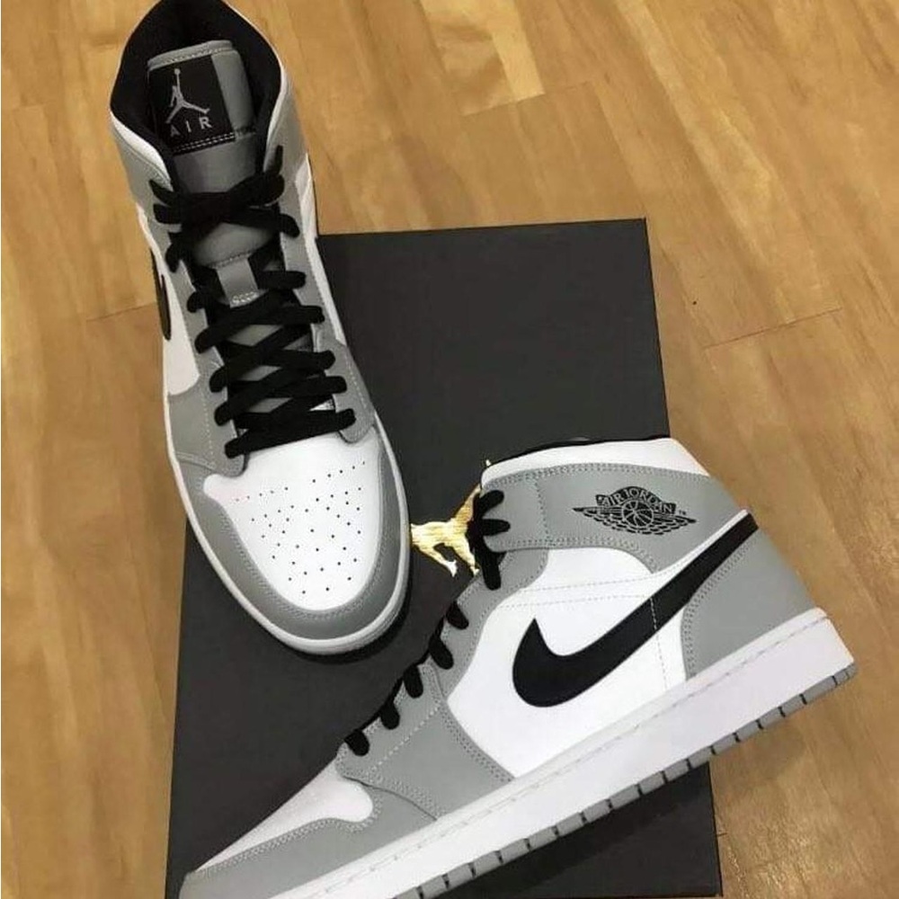 SOLD🦑🐙🐳🦀🐟Air JORDAN 1 Mid Light Smoke Grey 
Men’s size 9.5
